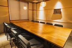 大きなテーブルの特別室です。仕事の会議などでもお使いいただけます。