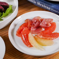 季節のフルーツと生ハムのマリネ
