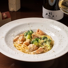 サーモンとブロッコリーのクリームパスタ