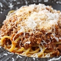 料理メニュー写真 モッツァレラチーズと牛粗挽肉のラグーボロネーゼソース