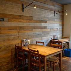 一歩足を踏み入れると、思わず写真を撮りたくなるような「かわいい」が詰まった空間が広がります。温かみのあるインテリアとこだわり抜いたディスプレイは、女子会やデートをより華やかに演出。おしゃれな空間で本格的な肉料理を楽しむ、そんなギャップも魅力のひとつです。素敵な思い出をぜひ写真に収めてください。