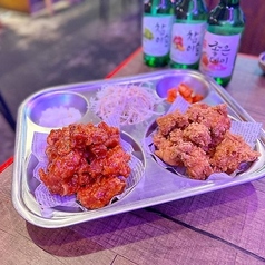 本場の味を再現！チキンは店内でのお食事はもちろんテイクアウトもできます♪骨あり、骨なしも選べます。の写真