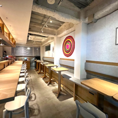 明るくシックで落ち着く店内