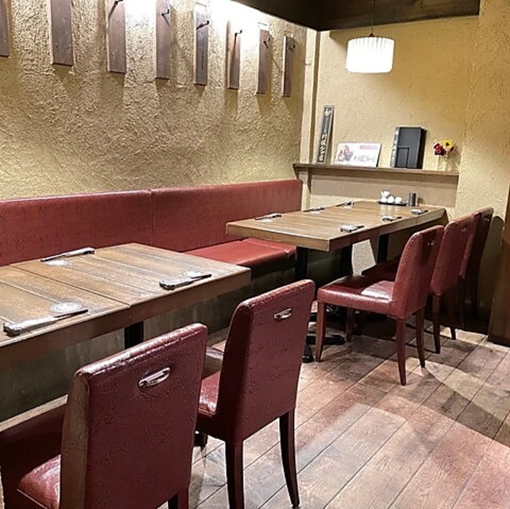 しっとり落ち着く空間で大人の焼鳥時間を堪能できます。