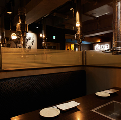 ゆとりあるレイアウトで、大人数でも料理を取り分けやすいのが魅力。仕事仲間との集まりや気軽な宴会に重宝されるお席です。広めの卓上で一皿一皿をゆっくり楽しめ、どんなシーンでも自然と一体感が生まれる心地よい空間です。