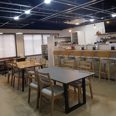 4名掛けテーブルは2卓ご用意。グループでのカフェ利用や、打ち合わせ、ワークショップなど、ゆったり使いたいシーンに最適です。自然光が入りやすく、会話も弾む明るい雰囲気。2～4名で利用しやすく、お子さま連れや友人同士にも人気のスペースです。
