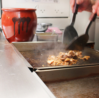 目の前で焼き上げる西成ホルモンの香ばしさと旨味