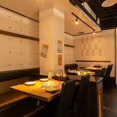 ≪結合テーブル席≫11～15名様でのご利用が可能です。ママ友会や女子会などのシーンにもオススメ。温かみのある空間で当店の人気料理をご堪能ください。