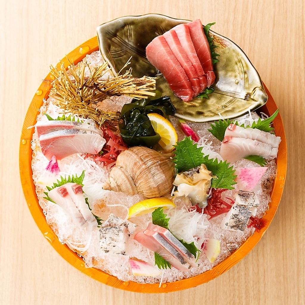 仕事帰りカウンター席で一杯！この日のおすすめは特選干物盛り合わせ(6種)980円！酒の肴にどうぞ！