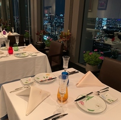 【テーブル席】東京の街並みを望む、地上180mの絶景。美しい夜景もご覧いただけます。