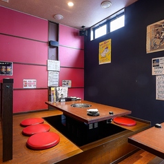 足を伸ばしてリラックスできる6名様用の掘り炬燵席。お子様連れのご家族のお食事や、友人同士の飲み会などにぴったりのお席です。