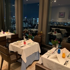 【テーブル席】丸ビル最上階から広がる、東京を一望するパノラマビュー。記憶に残るひとときを。