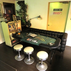 カジュアルにお酒を楽しめるテーブル席です！