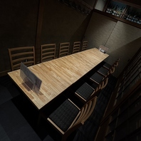 厨房を囲んだカウンター席をメインにライブ感も楽しめる