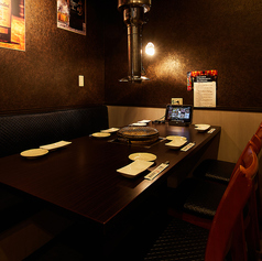 ほどよく仕切られた空間が特徴で、大人数の宴会でも落ち着いて過ごせる特別感のある席。視線を遮りつつ開放感も確保しており、会話も盛り上がる居心地の良さが人気です。会社宴会や仲間内の打ち上げなど、幅広いシーンに最適。