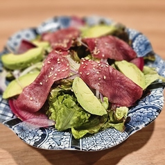 牛たん生ハムとアボカドのシーザーサラダ