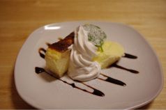 店主が焼いたベイクドチーズケーキ