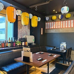 【ソファー席:3～5名様×3卓】居心地抜群！ゆったり寛げる片側ソファー　座り心地の良いソファー席は誕生日など特別な日のご利用におすすめ◎心安らぐ空間でゆったりと食事を楽しみませんか？ソファー席を希望される場合はご予約の際お申し付けください。