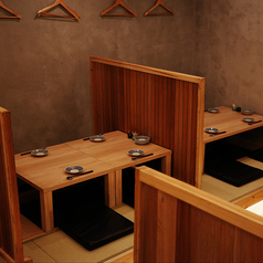 団体様以外は仕切りを置いて、お隣様と目線が合わないようになっております。