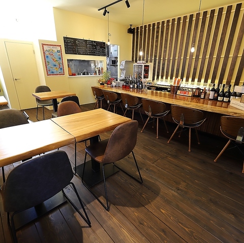 掛け心地が良い椅子が自慢のカウンター