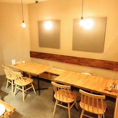 デートやサシ飲みといった軽めの一杯の席として使いやすい2名様用のテーブル席は、4卓をご用意しております。