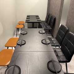 黒を基調としたおしゃれな店内で盛り上がる事間違いなし♪