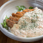 自家製の甘辛タレに絡めたチキンをタルタルソースで味わうチキン南蛮はこだわりの詰まった自信作！