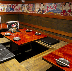 【掘りごたつ席：4～16名様】掘りごたつ席は4～16名様まで対応可能。窓側に位置しているため、西川の景色をじっくりと見渡しながらお食事や会話をお楽しみいただける、人気のお席です。また、掘りごたつ席のため、足を伸ばしてゆったりとお過ごしいただけます。接待や記念日などの各種宴会に合わせてご利用ください。