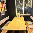 お席は優しい木目調のテーブルと机を使用しており、壁は黒でシックな雰囲気が漂います。全席仕切りがあり、周りを気にせずゆっくりお食事ができます◎