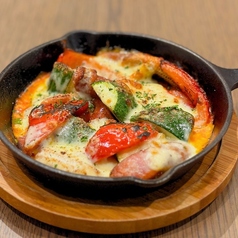 夏野菜とソーセージ、道産カチョカバロのオーブン焼き