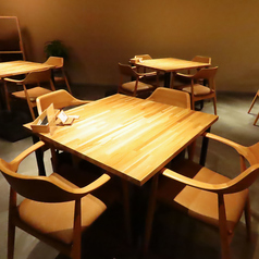 少人数のグループでのご来店にぴったりな4名様用テーブル席をご用意しております。多彩なシーンにご利用ください。