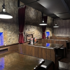 カーテンで区切り半個室席で居心地のいい空間です。