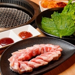 一口ごとに 「マシッタ！（美味しい！）」の感動が広がる、当店自慢のサムギョプサルは必食です！