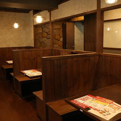 女子会やご友人とのお食事、会社帰りの飲み会におすすめの4名様テーブル席。本格韓国料理やチャミスルを囲みながら、ゆったりと楽しい時間をお過ごしいただけます。