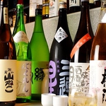 豊富な日本酒・焼酎を取り揃え、季節のお酒も随時入荷♪3種の地酒が試せる利き酒セット900円