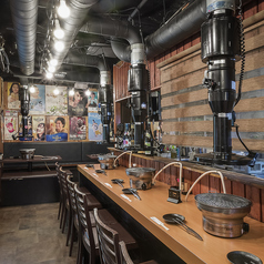 【カウンター2名様×3】キッチン前カウンターでより新鮮なお肉をご堪能あれ♪また予約では2名様からの受付になっておりますが、1名様でも大歓迎♪お気軽にご相談ください！！ 会社帰りなどふらっとお気軽にお立ち寄りくださいませ◎