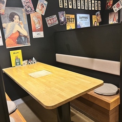 インテリアには木目調のテーブルと机を使用しており木のぬくもりが感じられます。全席に仕切りの壁があり、周りを気にせずゆったりお食事ができます◎