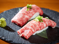料理メニュー写真 石垣牛リブロースの炙り肉寿司（2貫）