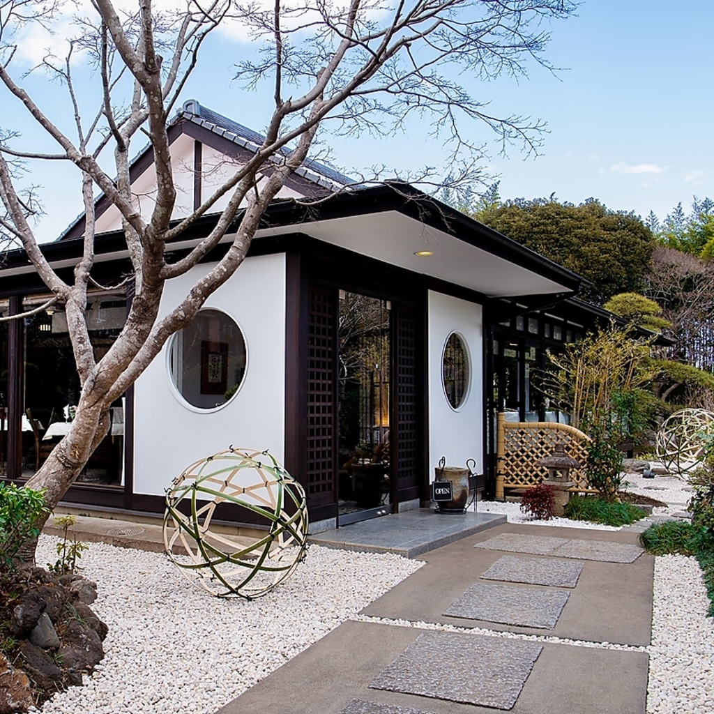 2025年全面リニューアル。800坪の日本庭園と四季の創作フレンチ料理をお愉しみいただけます