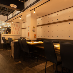 ≪2～4名様テーブル席≫人数に合わせてご案内可能なテーブル席。結合することによって、5～10名様・11～15名様・16～20名様でのご案内が可能です。