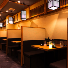 亀戸駅近くの当店では、テーブル席と掘りごたつ個室をご用意。京紅地鶏や大山鶏を使った焼き鳥や逸品料理が人気で、ランチからディナーまで楽しめます。友人との飲み会やご家族での食事、記念日や小規模宴会にもぴったり。落ち着いた空間でゆったりとしたひとときをお過ごしください。