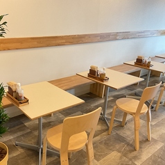 おしゃべりランチにぴったりな対面お2人席ございます♪