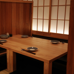 通常は４名様ごとに仕切りを利用してます。可動式の４名様席が６島。