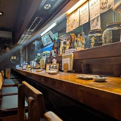 目の前で串が焼き上がるライブ感が魅力のカウンター席。炭火の香りや職人の手さばきを間近で楽しめ、料理への期待が高まります。
