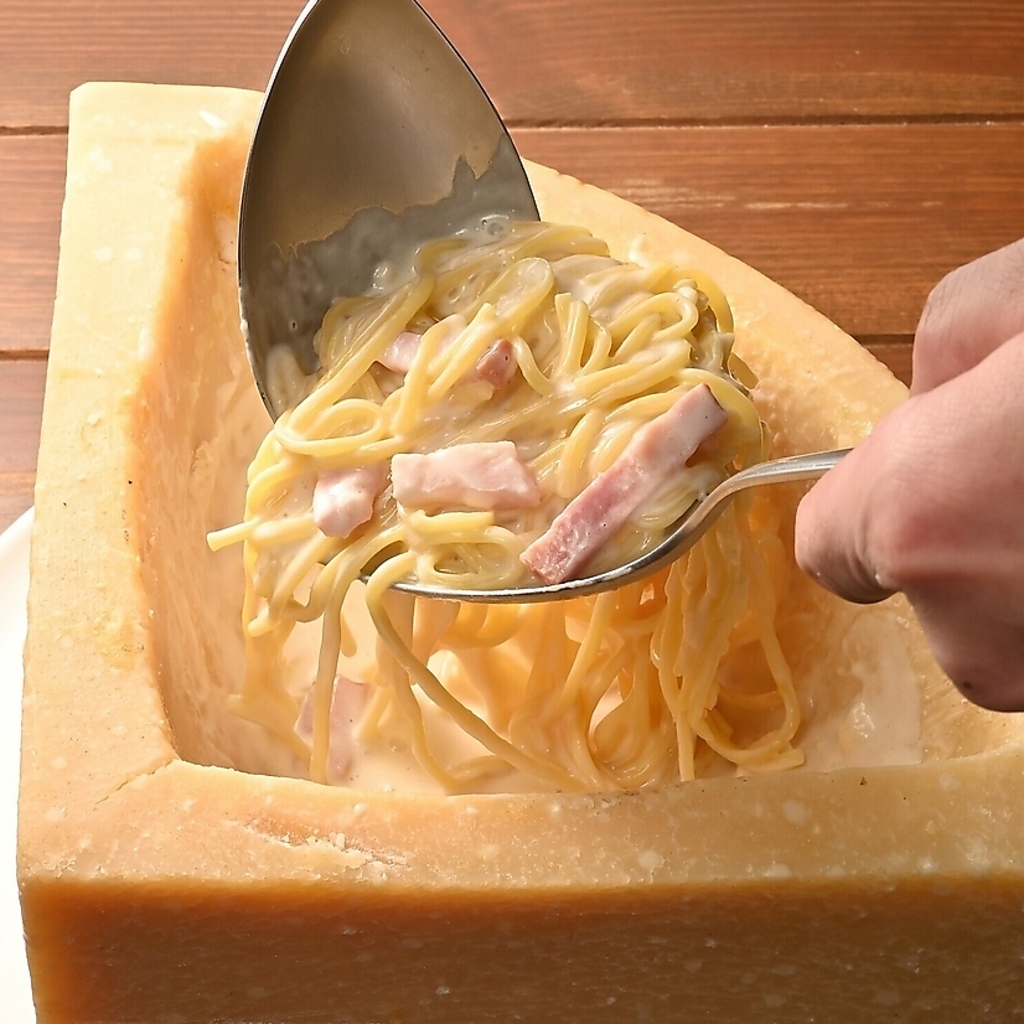 【熟成生麺使用のパスタ】たっぷりチーズのカルボナーラはじめ豊富なメニューをご用意しています！  