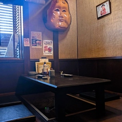 靴を脱いで寛げる掘りごたつ席は、ご年配のお客様や家族連れにも好評。和やかな雰囲気の中、肩の力を抜いて会話を楽しめるのが魅力です。