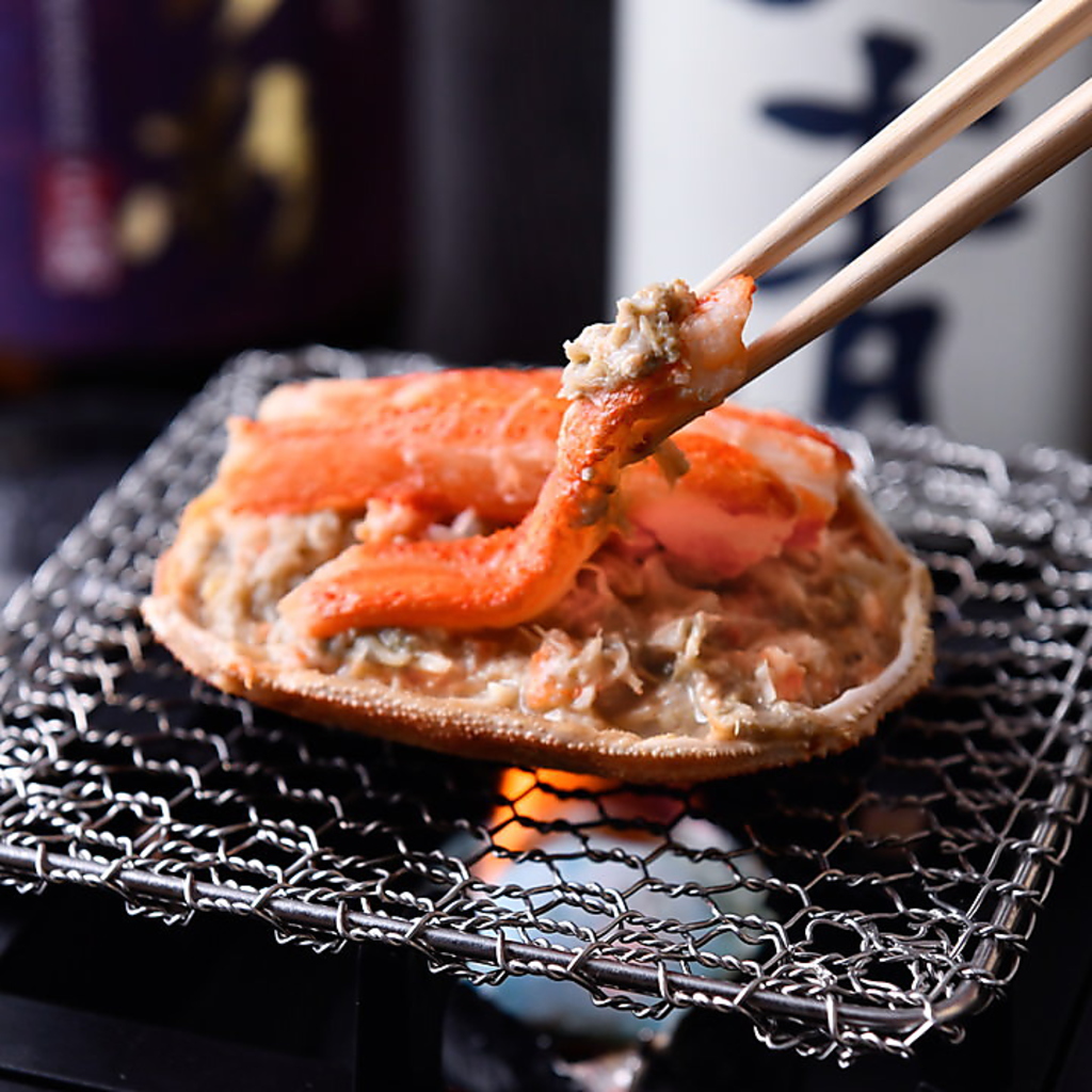 北海道噴火湾産の本ズワイガニの甲羅焼きはぎっしり詰まった身と濃厚な味噌たっぷりの味わいです