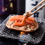 北海道噴火湾産の本ズワイガニの甲羅焼きはぎっしり詰まった身と濃厚な味噌たっぷりの味わいです