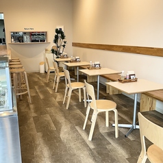 3名以上でのご来店の際は、2名掛けテーブルを付けてお席をご用意いたします。