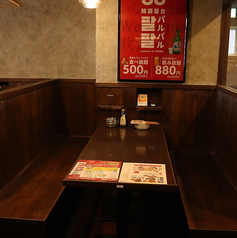 女子会やご友人とのお食事、会社帰りの飲み会におすすめの5名様テーブル席。本格韓国料理やチャミスルを囲みながら、ゆったりと楽しい時間をお過ごしいただけます。